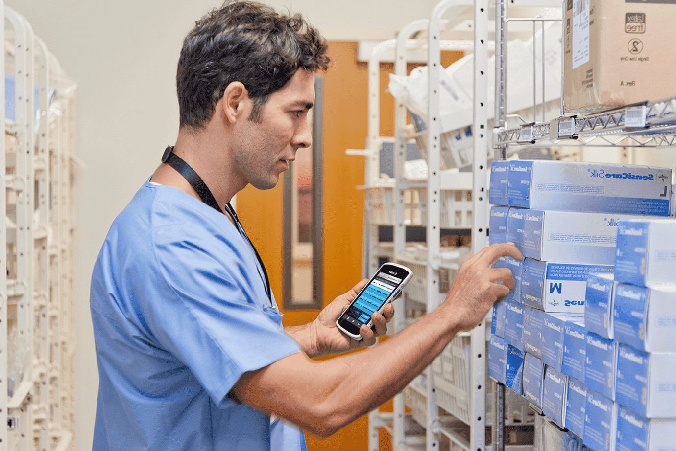 imagem de um homem utilizando coletor de dados honeywell para escanear produtos