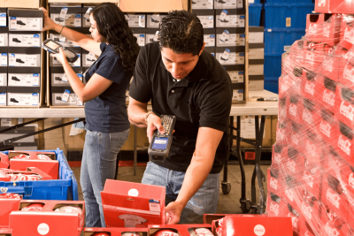 imagem de rapaz escaneando caixas com scanner Honeywell em indústria