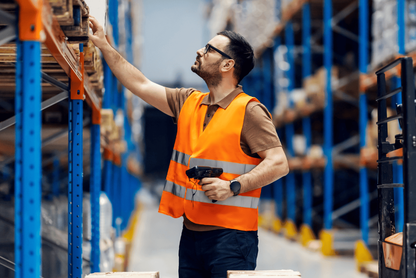 imagem de um homem utilizando coletor de dados honeywell para escanear produtos